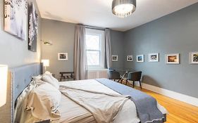 Great Location Large Kings Downtown Montreal